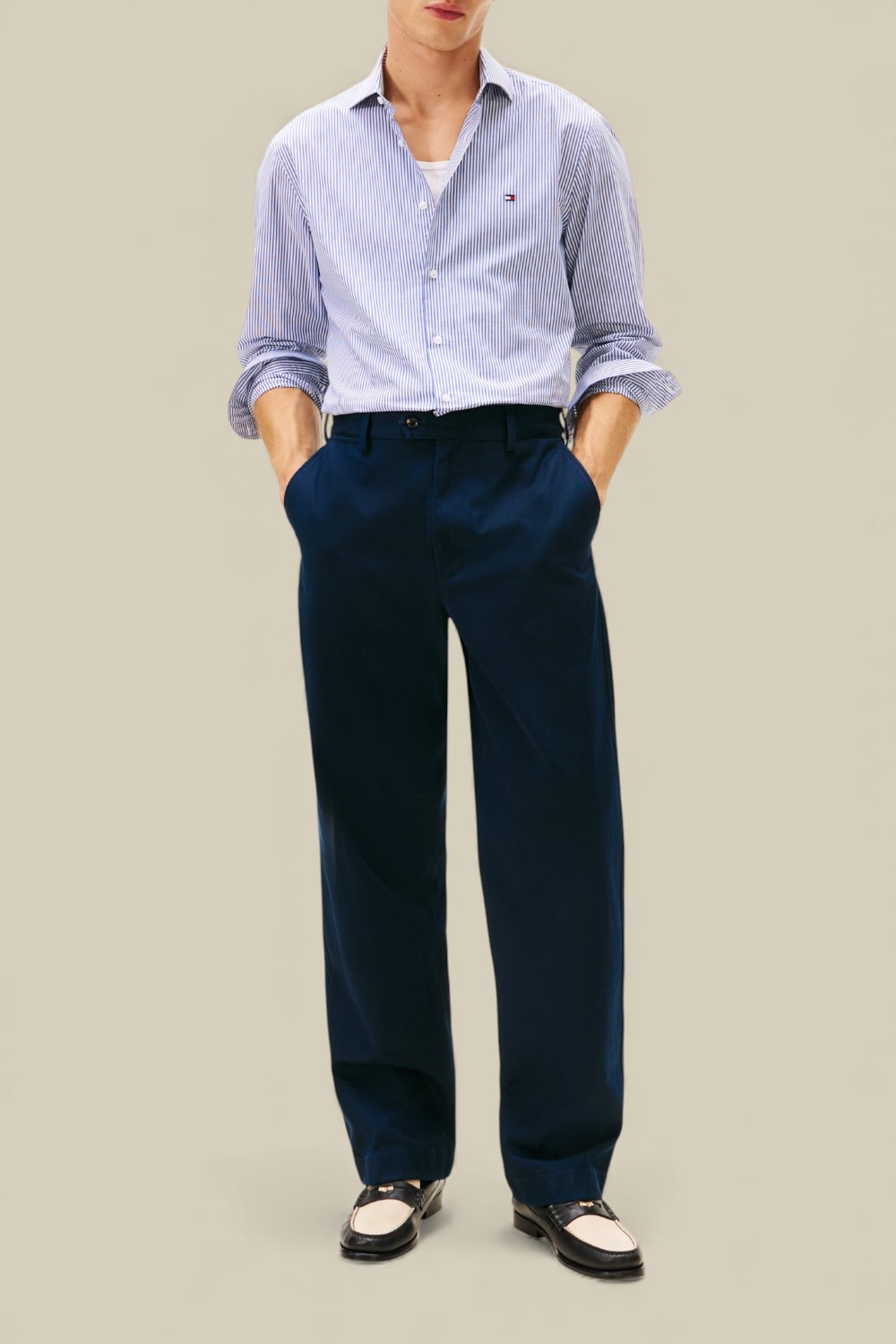 תמונת כל הלוק של חולצת כפתורים